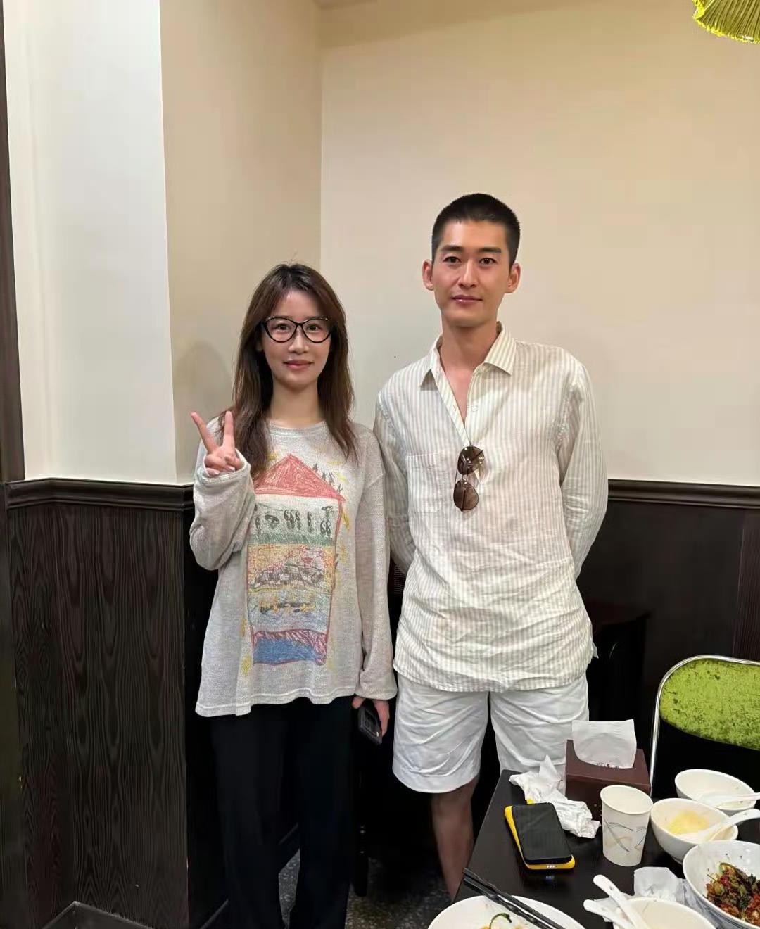 张翰剪了寸头以后油腻感是没了，但是怎么感觉那么像刚蹲完号子出来的呀？[泪奔]特别