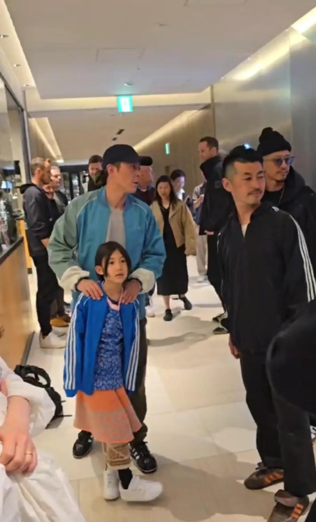 网友在日本银座偶遇陈冠希
他还带着孩子一起的
真是一个好爸爸
他设计的联名鞋4月