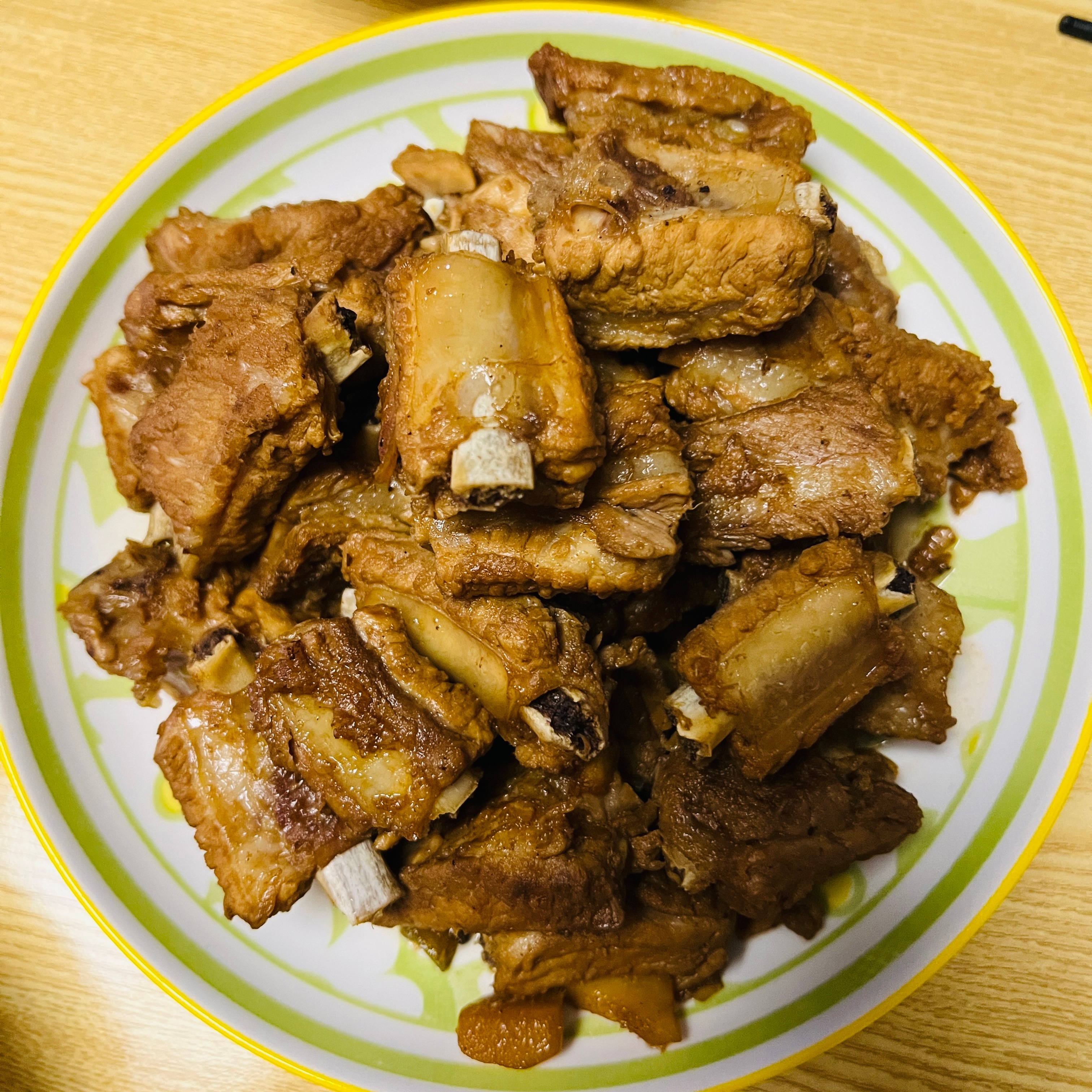 老爸做的晚饭补充我一天的能量，红烧排骨、辣椒炒肉、排骨汤炖豆腐小白菜，吃得饱饱的