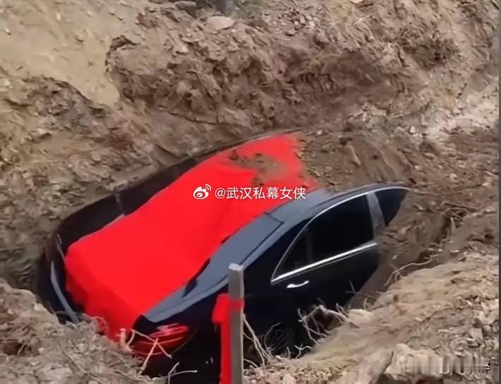 有钱人真是任性至极！坐标：辽宁。一辆悬挂“辽K”且带8号牌的奔驰汽车被吊入土坑掩