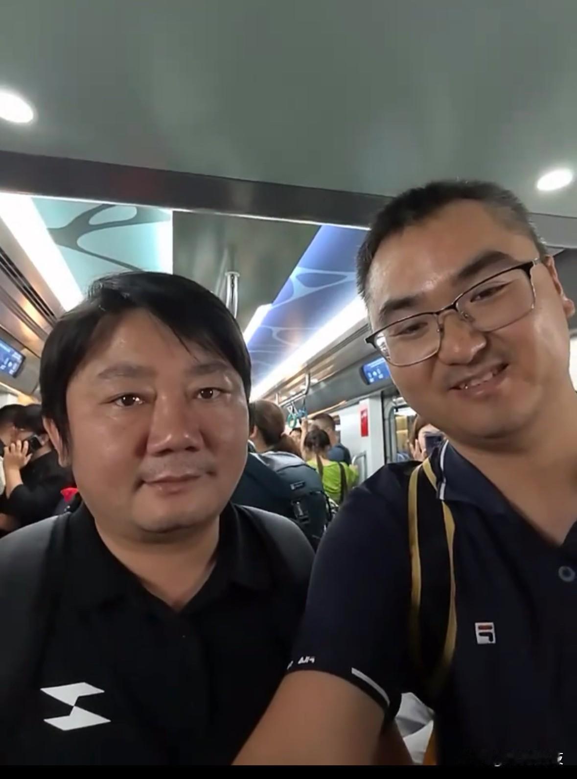网友在昆明到重庆的航班上偶遇张雪，一人一包，没走VIP通道，没坐头等舱，还在摆渡
