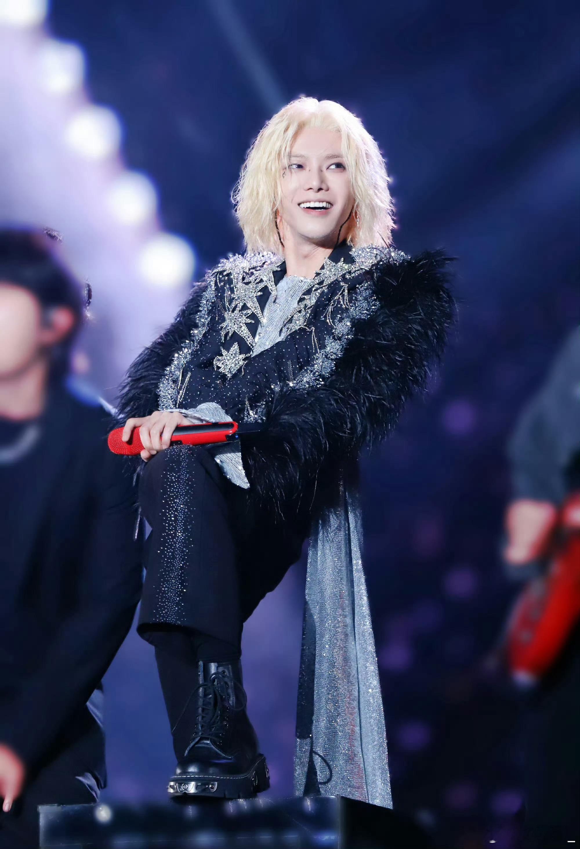 #华晨宇 摇滚金发伯爵#华晨宇在武汉演唱会的这个造型真的太绝了！蓝色亮片西装搭配