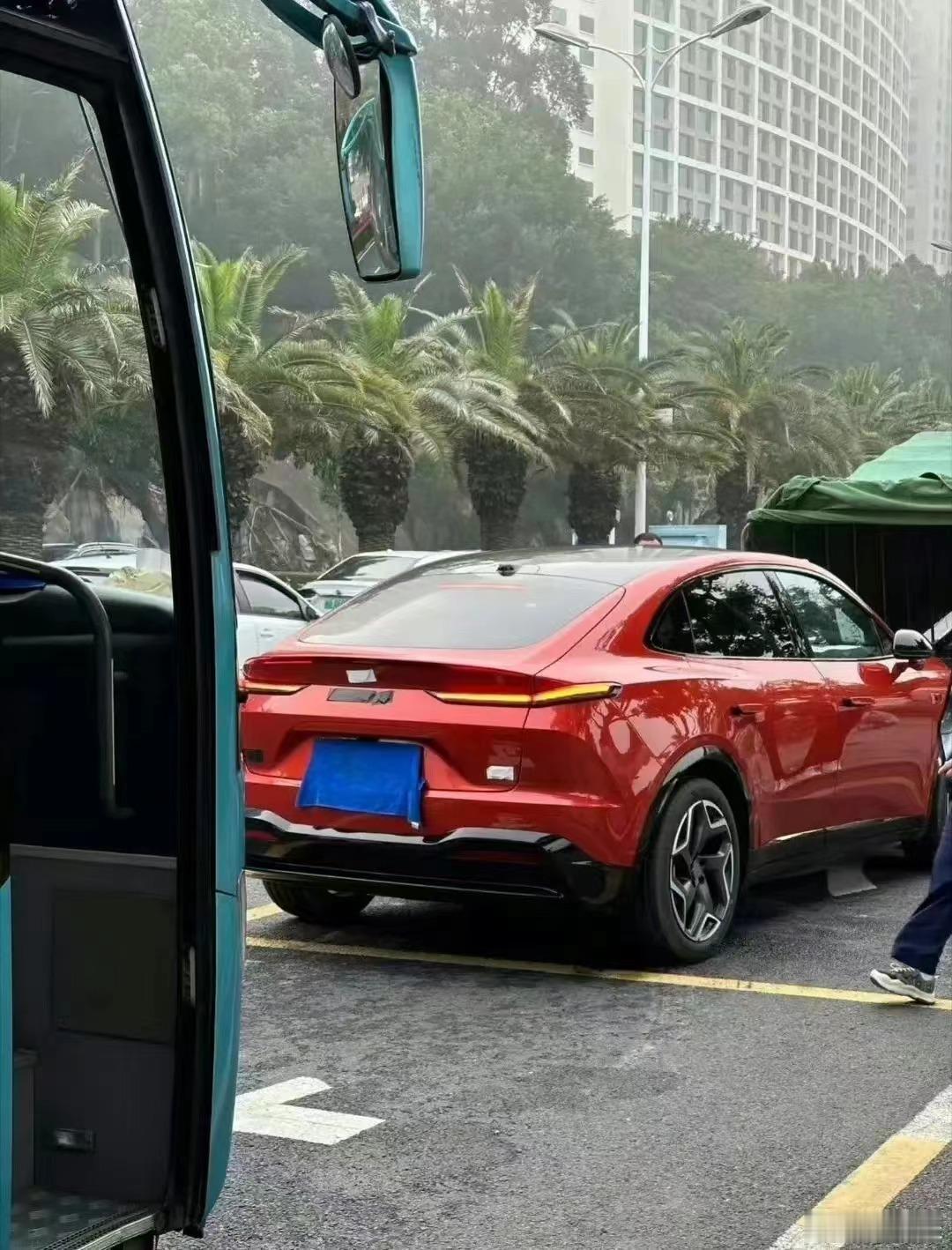 乐道汽车无伪图来了[色]看小图还以为是宝马哪款新车，确实设计的挺协调的，而且后轮