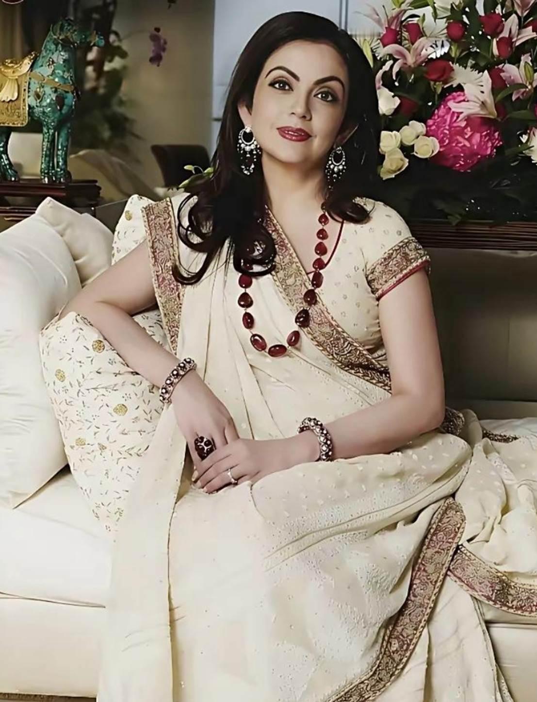 印度首富老婆：600个仆人伺候，每块宝石都有手掌大，鞋只穿一次！当印度人还在吃上