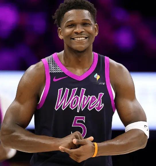 Shams：爱德华兹至少缺席2周，若森林狼晋级次轮可能回归。“爱德华兹首轮肯定无