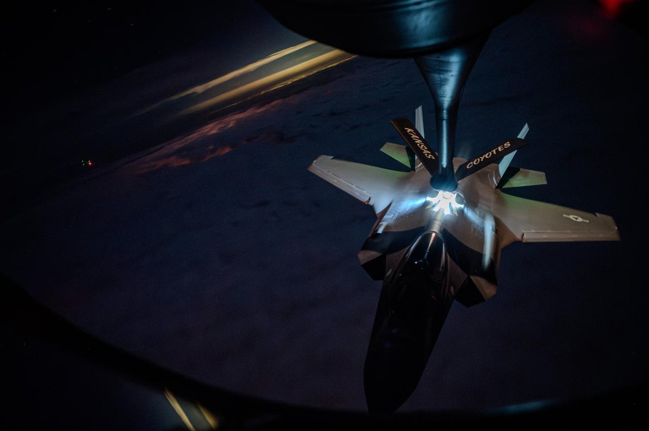 近日，美国中央司令部发文，展示了美空军一架F-35进行空中加油的画面。