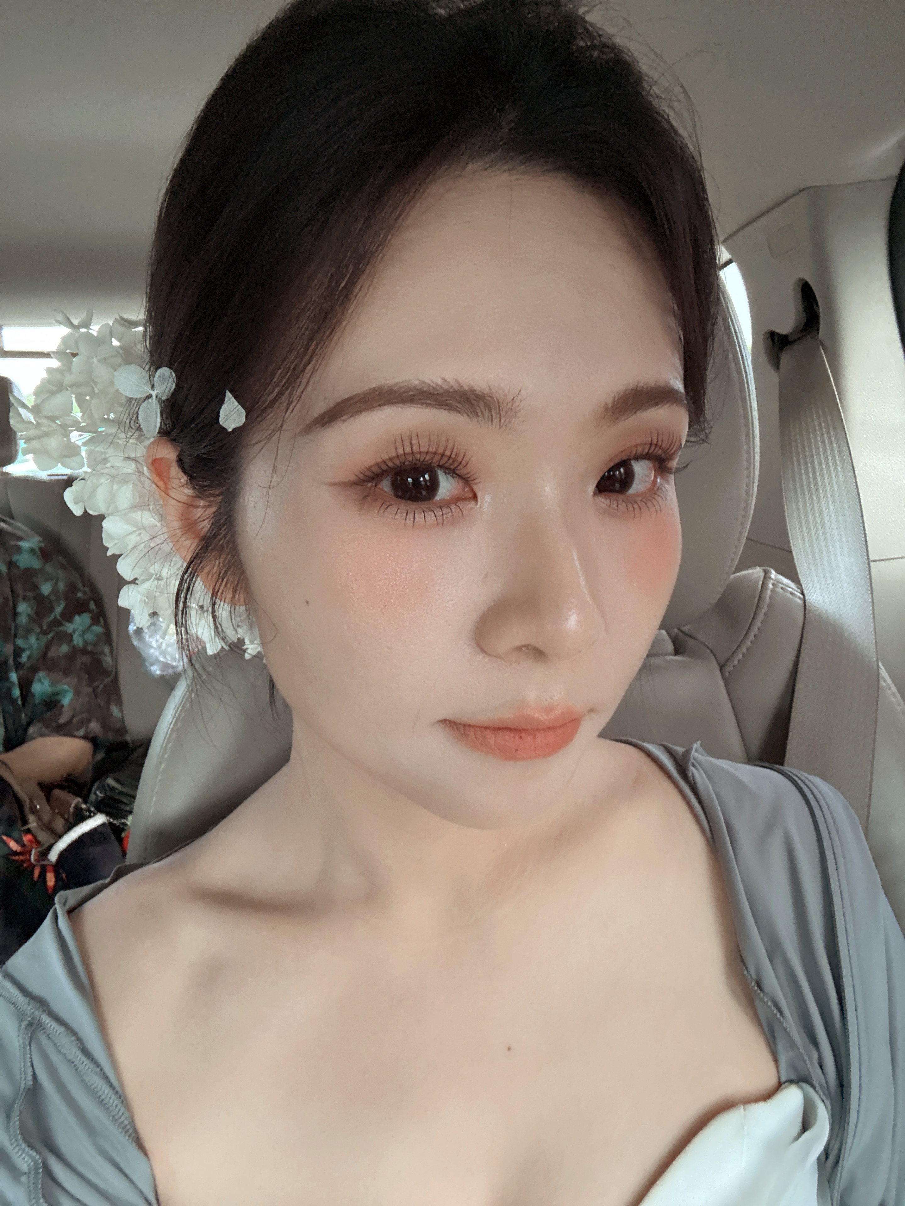 去拍婚纱照的路上💪🏻这腮红打得 直接大姐变萌妹了。。。。幸好让化妆师加长眼线