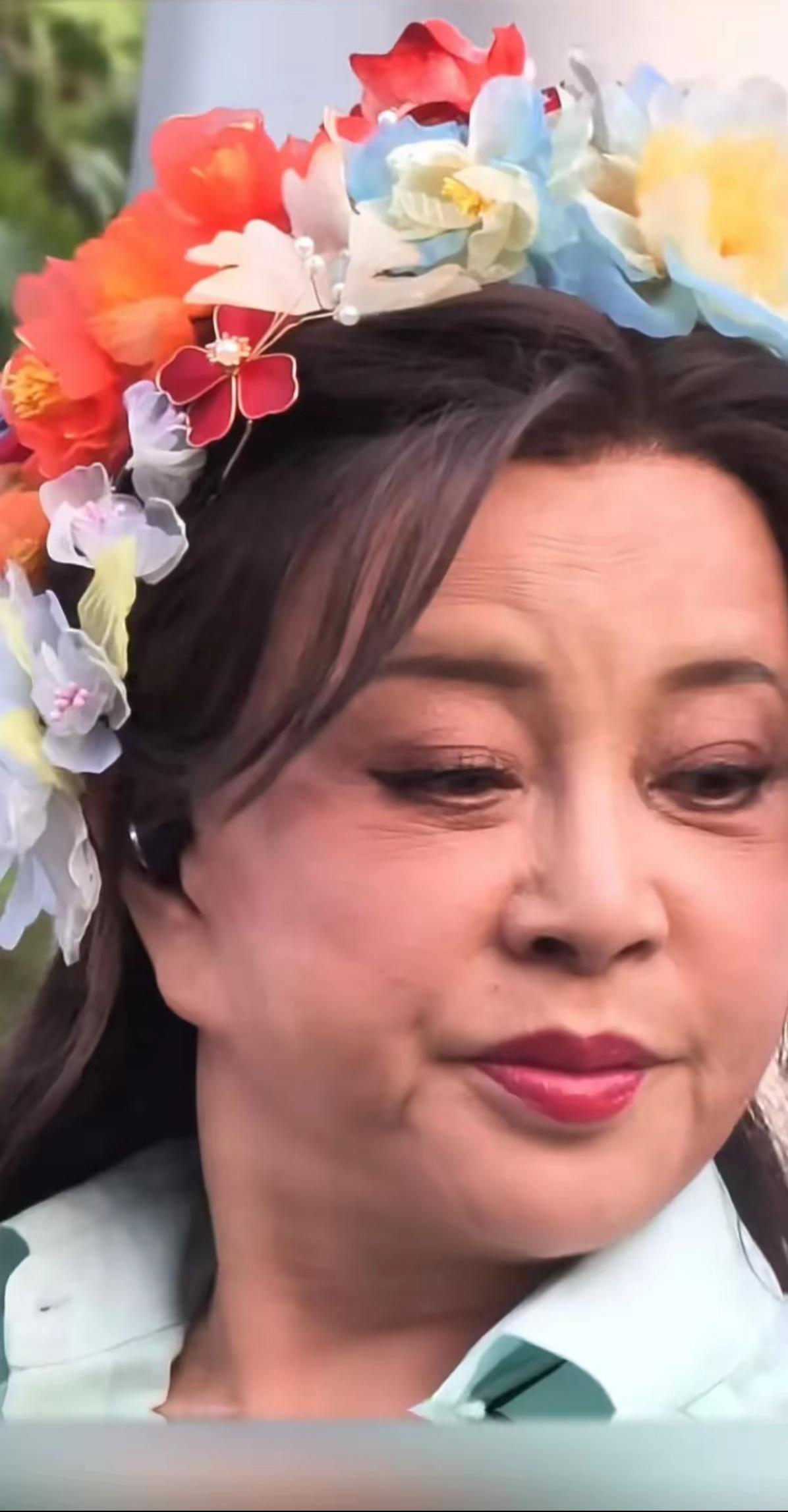 这是不是有点不尊重人？

刘晓庆参加开封万岁山王婆说媒活动引起争议，

在舞台上