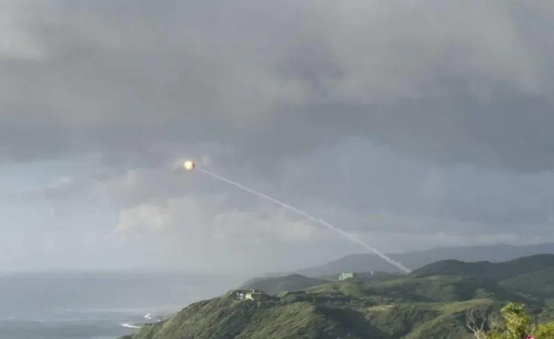 台湾今天上午打了两发爱国者PAC—2型防空导弹，其中第一枚导弹上午时间6时30分