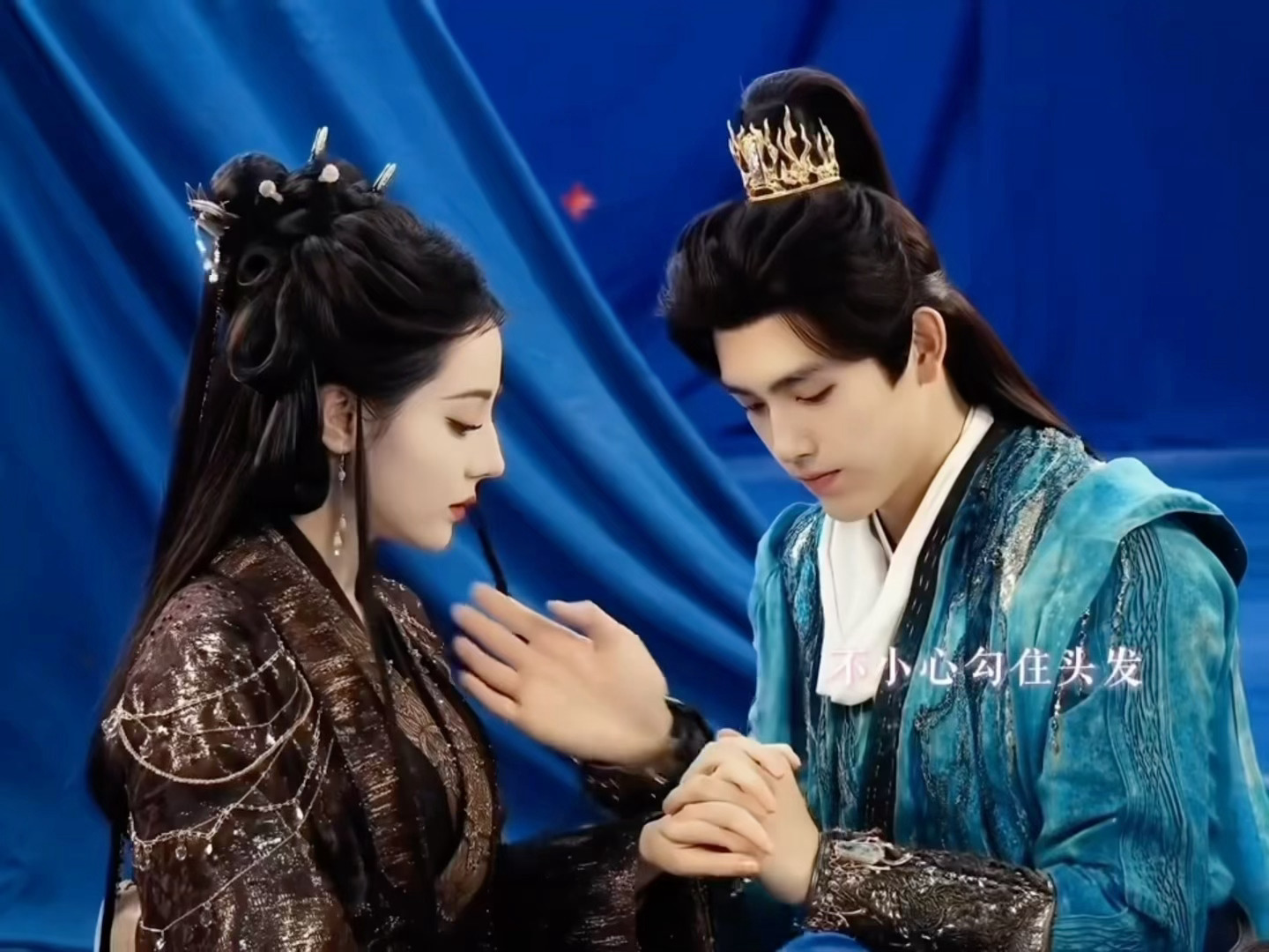 我仅用零秒就爱上了这个十指相扣，拉扯感好暧昧🥵迪丽热巴陈飞宇白日提灯十指相扣