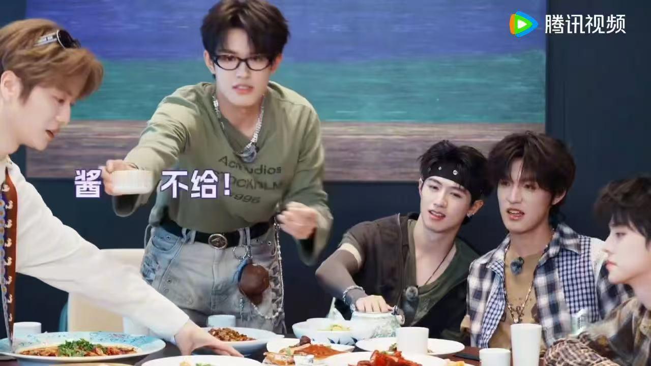 朱志鑫在《一路向海的少年》里完美演绎了“怕输就会一直输”。接杯子挑战频频失误，石