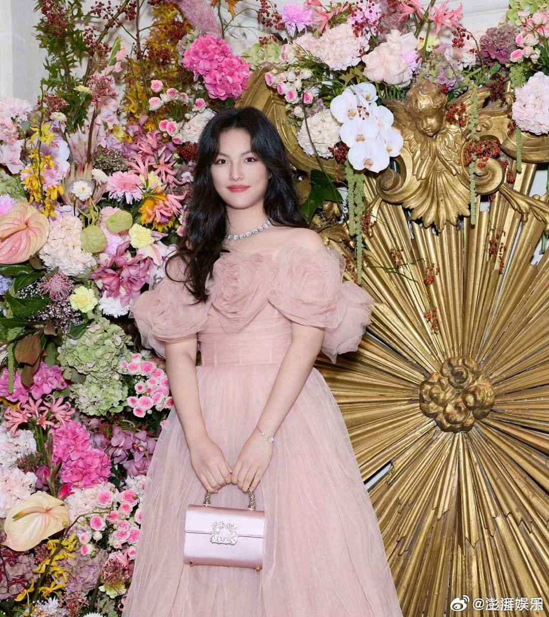 李湘 周也周也无辜躺枪了，李湘在微博晒出女儿王诗龄的巴黎时装周九宫格，不料其中一
