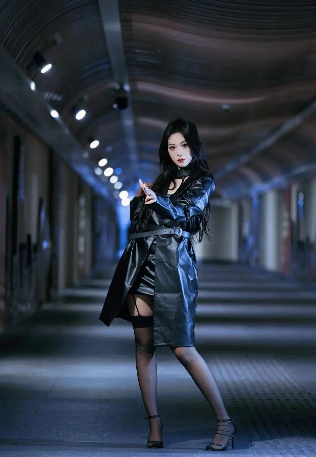 你这身造型简直是暗夜女神的具象化！漆黑如墨的皮质长袍在灯光下泛着冷冽的金属光泽，