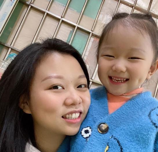 重庆脑瘫女孩豆豆的爸爸妈妈居然离婚了，很感慨，这个家庭因为豆豆从出生确诊为脑瘫，