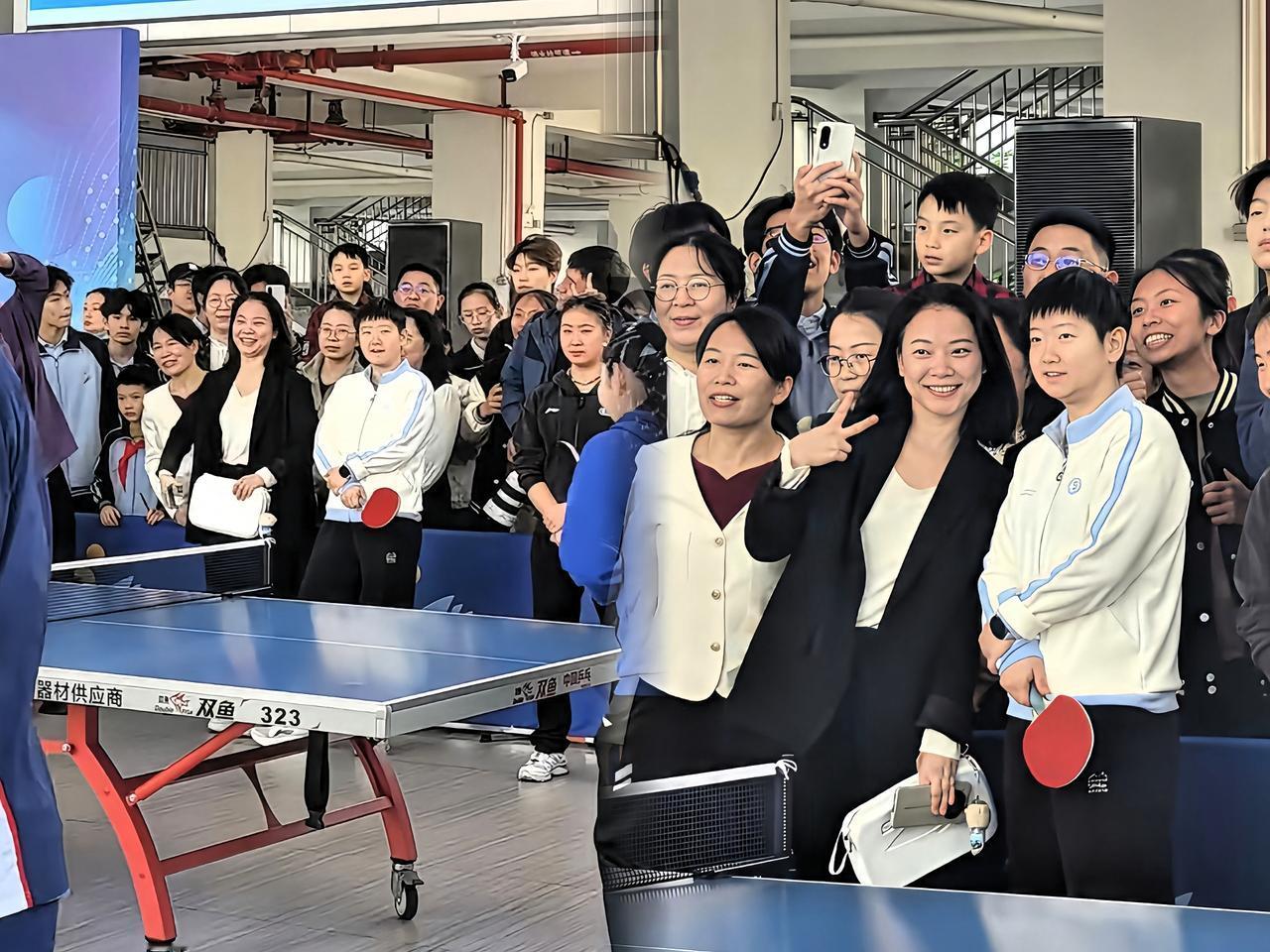 这个小姐姐太会啦！
瞅准机会就跟莎莎合上影了，
乐得跟什么似的～

莎莎正参加活