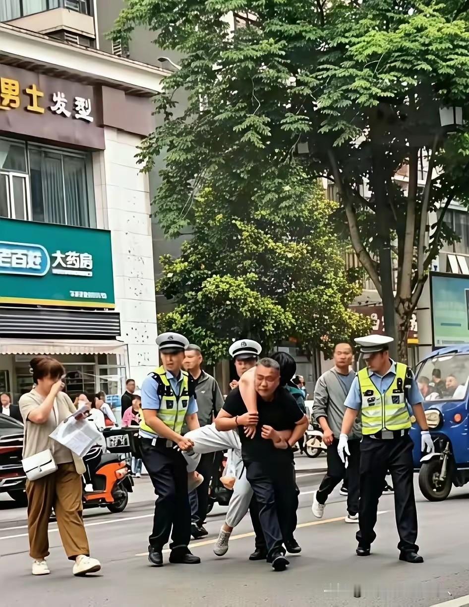 太紧张，走不动，被其父背进考场。民警也帮忙。也许是感冒了。心理素质课不过关，前程