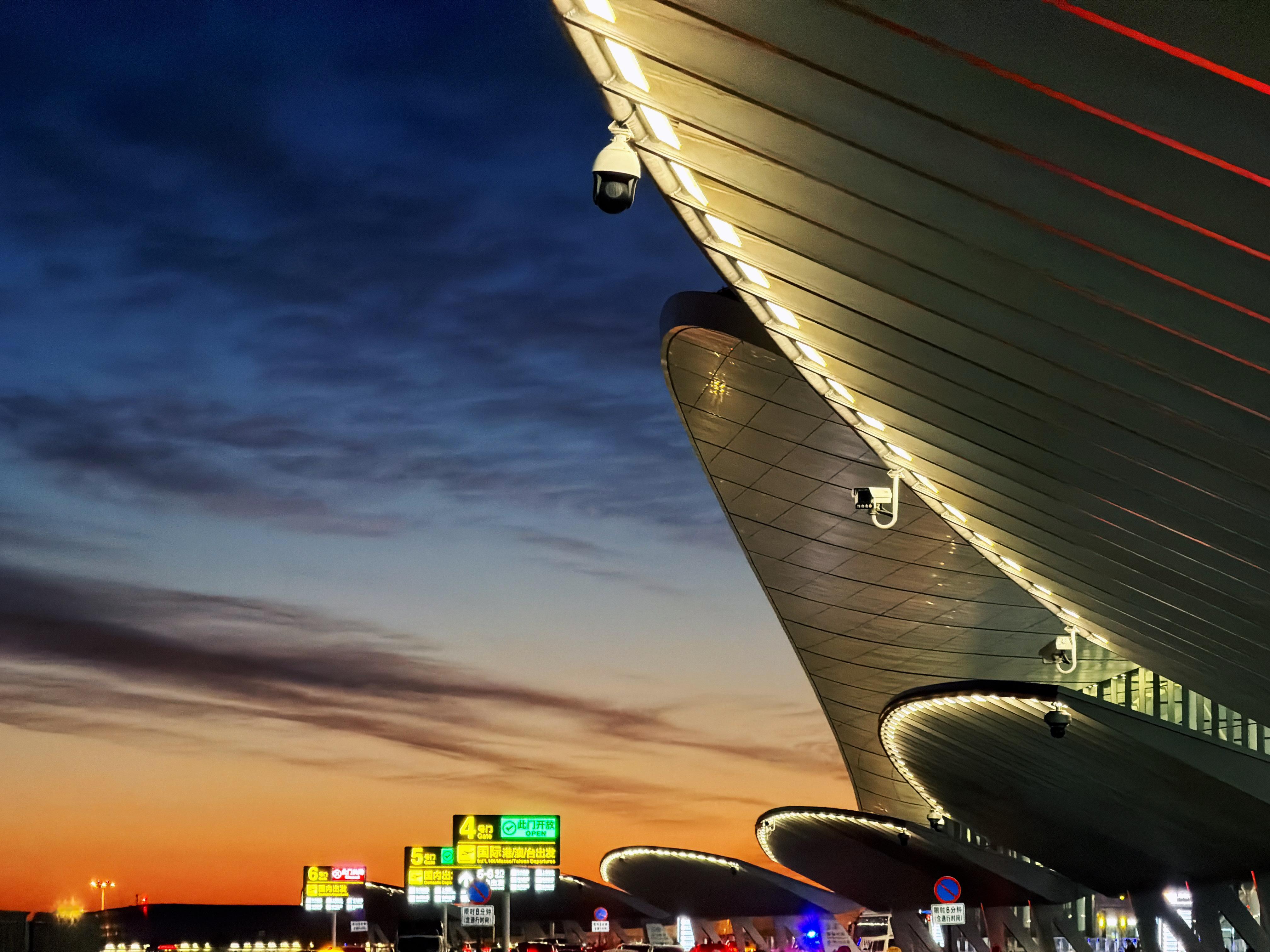 早起的鸟儿有朝霞看；早起的鸟儿有飞机坐；早起的鸟儿还能收获在小红书上被爆赞的大兴