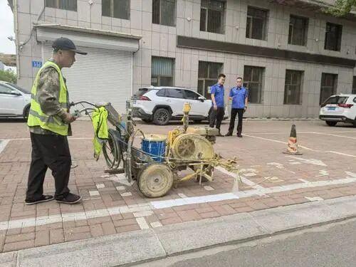 市城管局：破解停车难题 赋能民生治理

　　“为了加快施工进度，我们作业时间从早