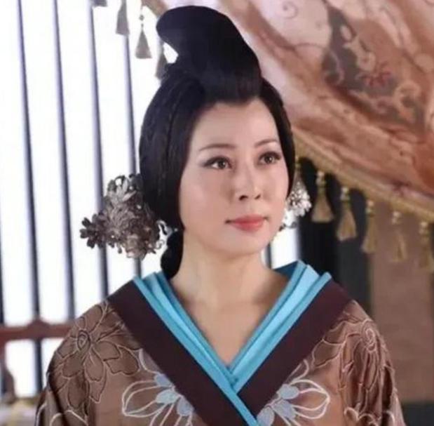 西汉时期，权臣霍光的夫人因身体不适不能同房，便让贴身丫鬟陪霍光就寝。霍光得知丫鬟