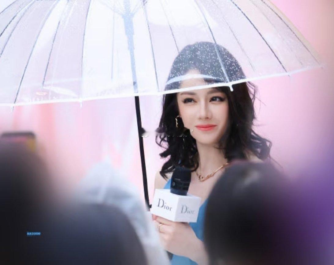 功夫女足完全没兴趣了，其实吧，我就想知道，这些都是迪丽热巴吗？怎么看着不像呢？功