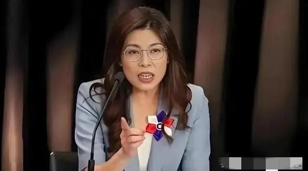 堂堂国民党主席郑丽文站在千百人聚集的宴席聚光灯下，突然指着自己大声宣告：“我父亲