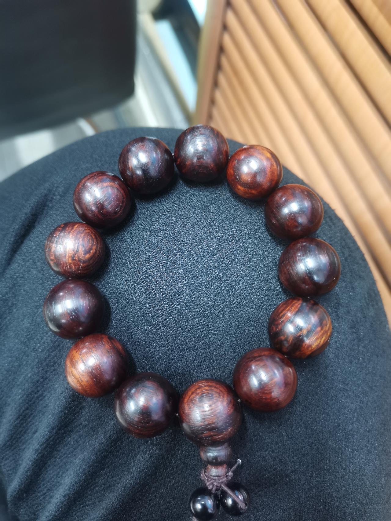 没想到我最讨厌的越黄手串，盘了一段时间，给我这么大的惊喜，真的是好越不输海！
