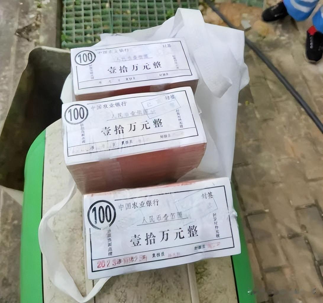 “这是谁把一袋钱扔到了垃圾桶里”？海南海口，一位环卫工人在清理路边的垃圾桶，但在
