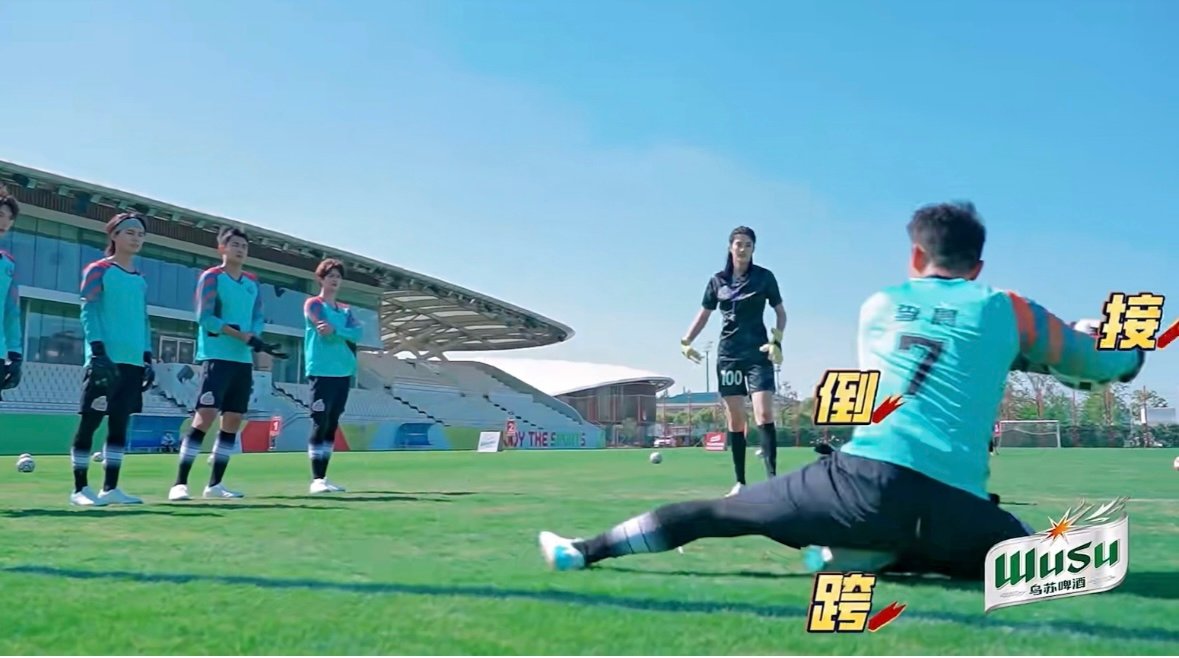 #姚琛 没有点评是最大的恶评# 李晨跟赵丽娜对训完半高式接球后，结果赵丽娜教练直