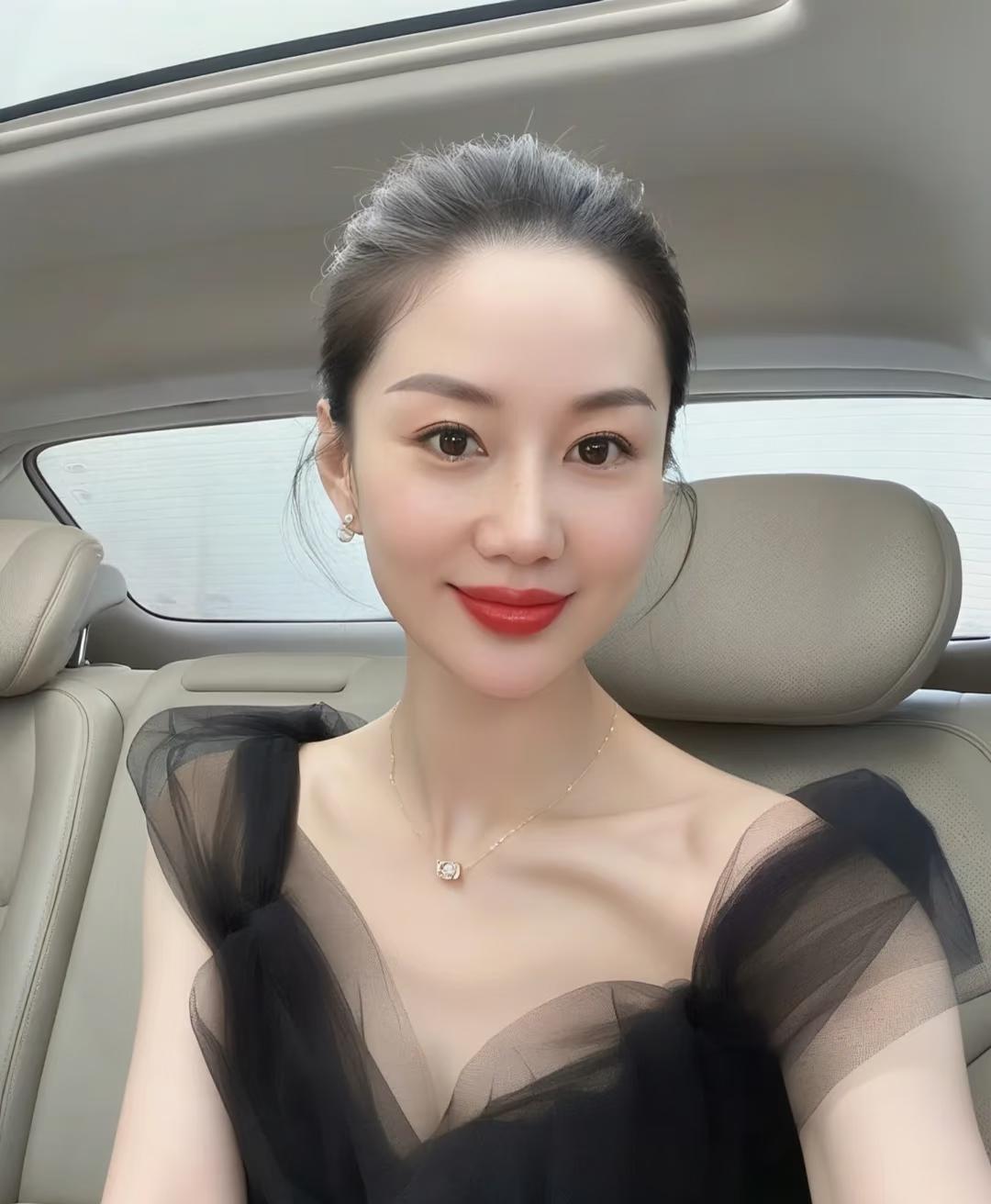 下辈子不做人了，想当棵果树。
果树的一年四季，越看越有意思。
花开得热热闹闹的时