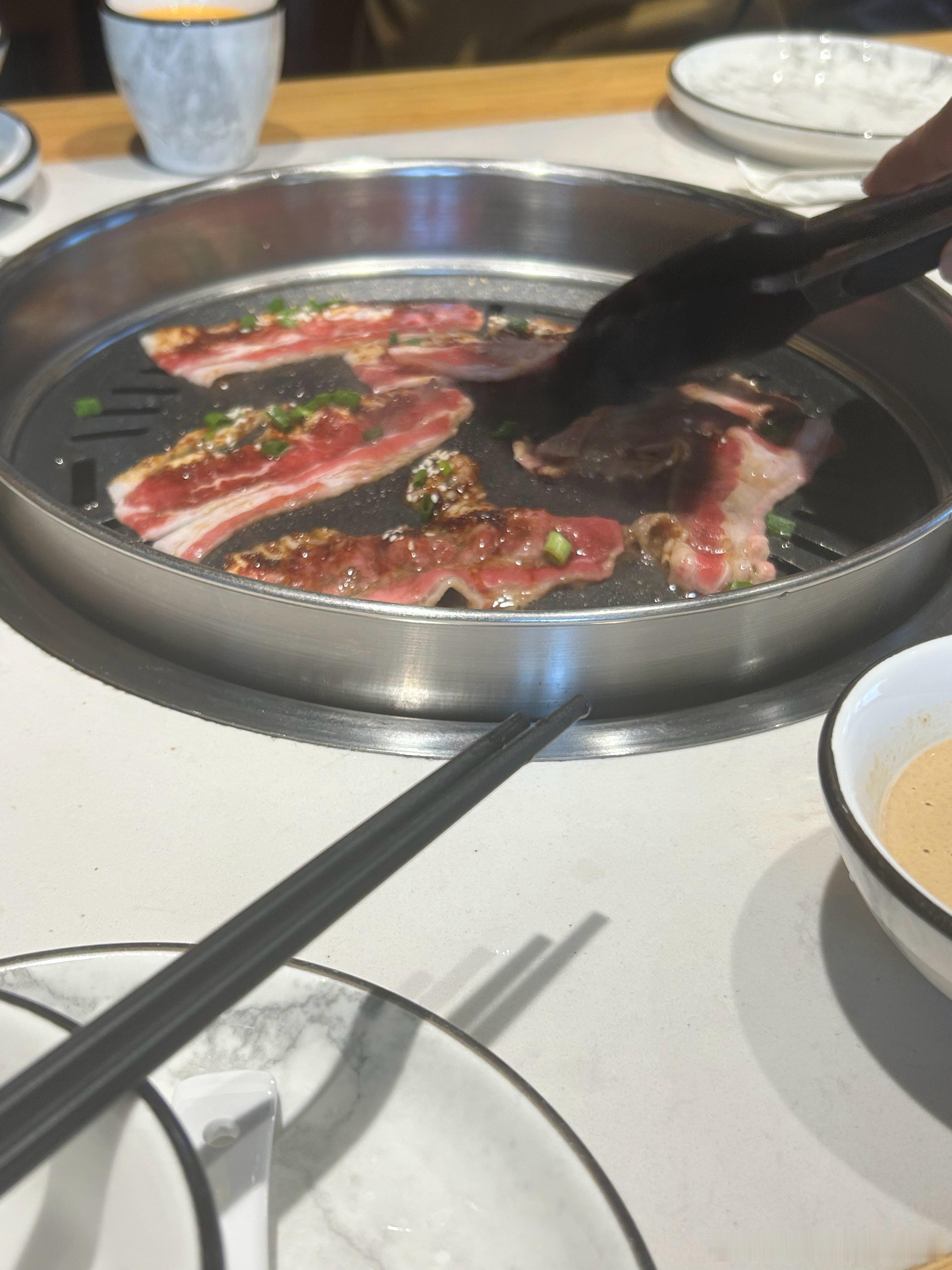 中午和同事出来吃烤肉，结果食堂牛肉这么好吃😋 ​​​