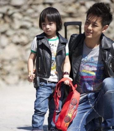 kimi正脸照曝光kimi像妈妈多一点被kimi正脸惊艳到！阳光自信的运动男孩，