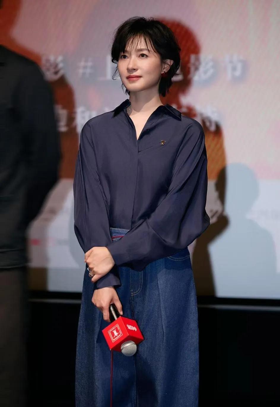 万茜这气质，是把“清冷感”焊在身上了✨
 
一件垂坠感深蓝衬衫，配高腰阔腿牛仔裤