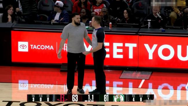 火箭当家控卫范弗里特真为球队操碎了心！在今天火箭主场迎战凯尔特人的比赛中，当时比