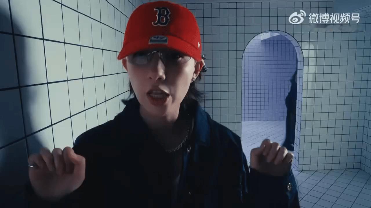 李斯丹妮怼脸镜头素颜出镜才见真颜值，怼脸镜头下线条干净流畅，帅得自然不刻意，让人