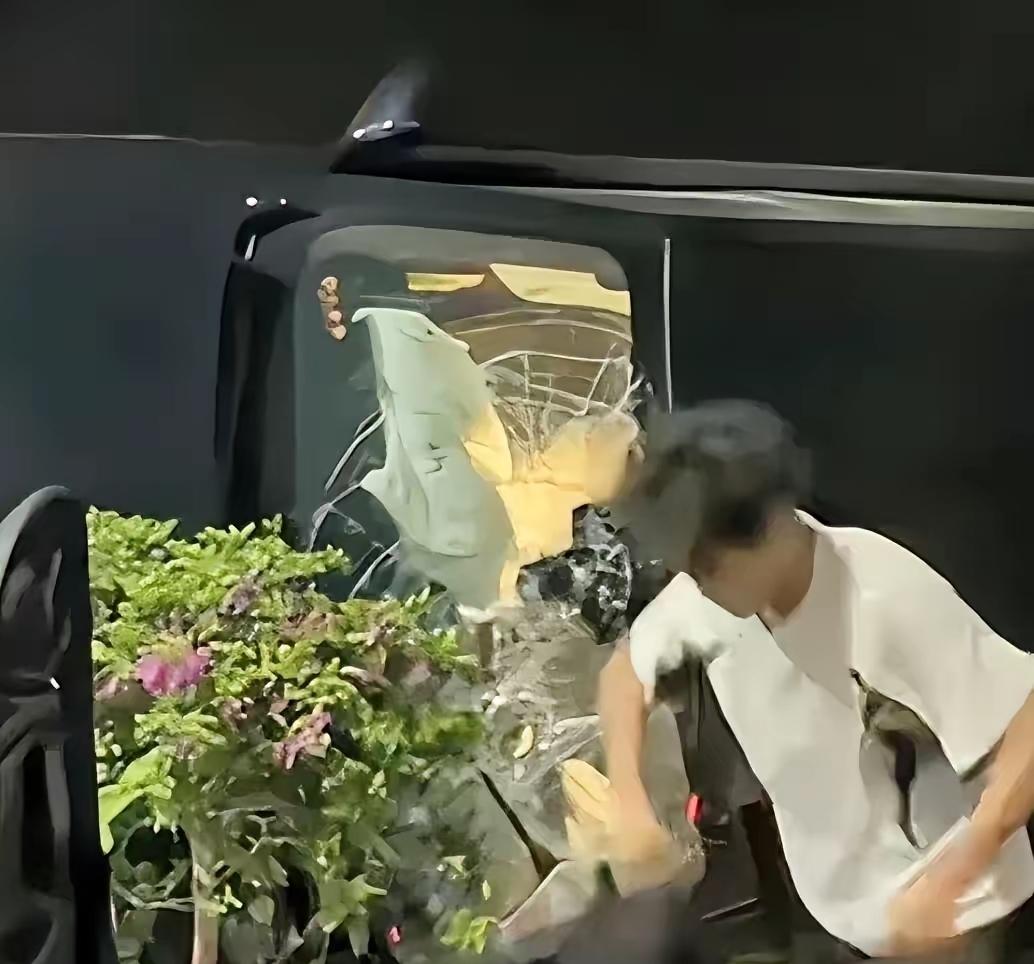 近日，广东汕头街头的一幕，让无数网友破防了。

7月7日凌晨三点，18岁小伙小楚