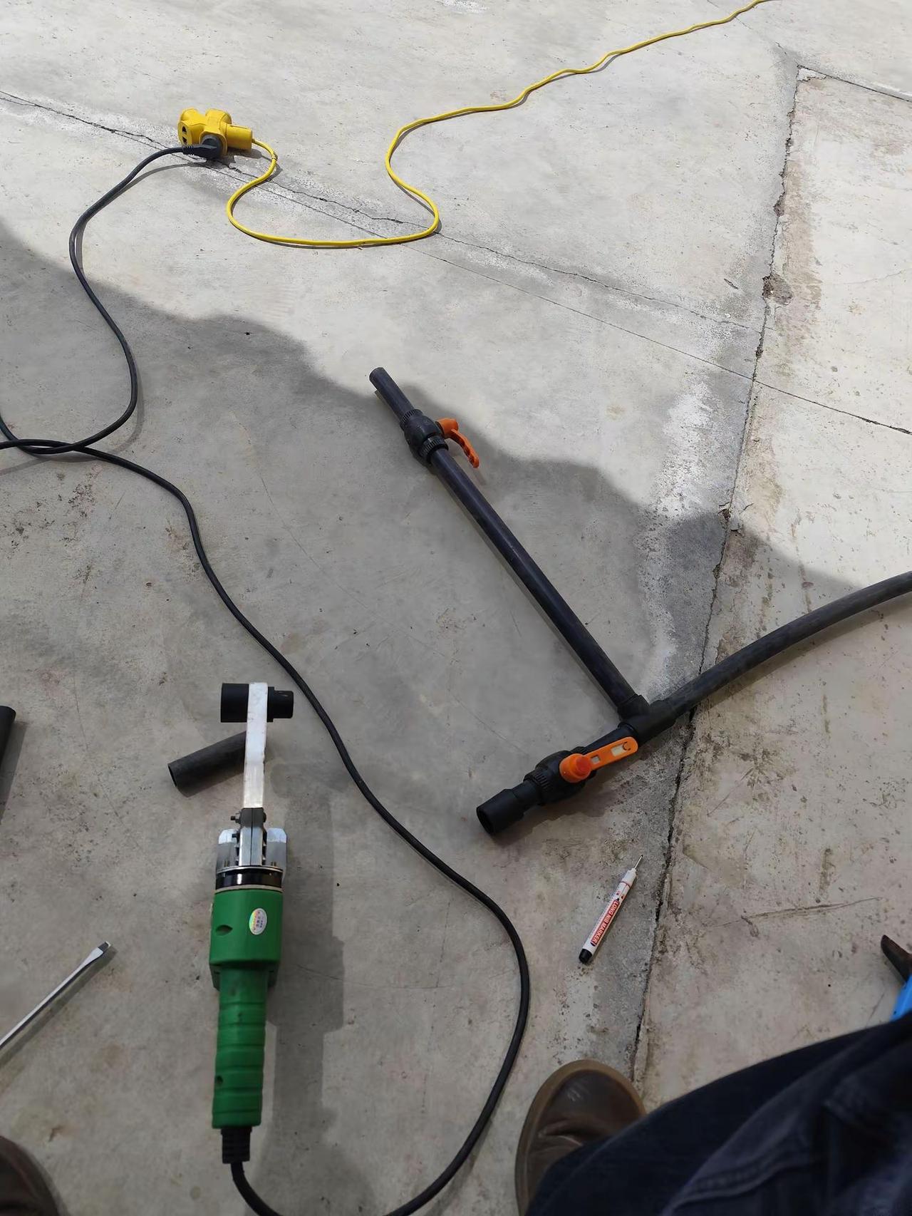 熔接管子 今天上午干了半天熔接浇菜管子，菜园子浇水方便多了。把遮阳棚布搭设好，有