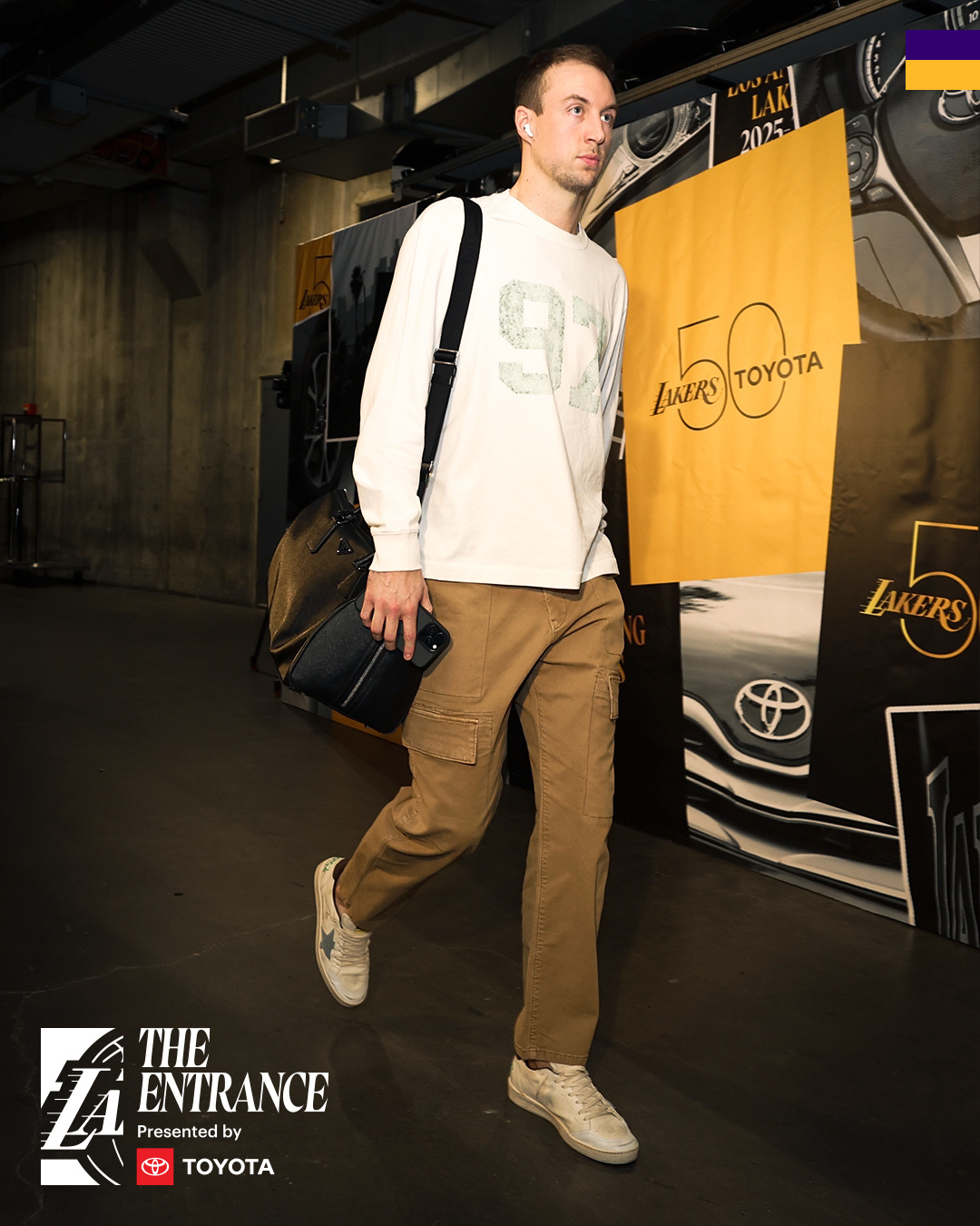 肯纳德表示，得知自己被交易到湖人时，内心激动不已，整个人都“燃起来了”。湖人是“