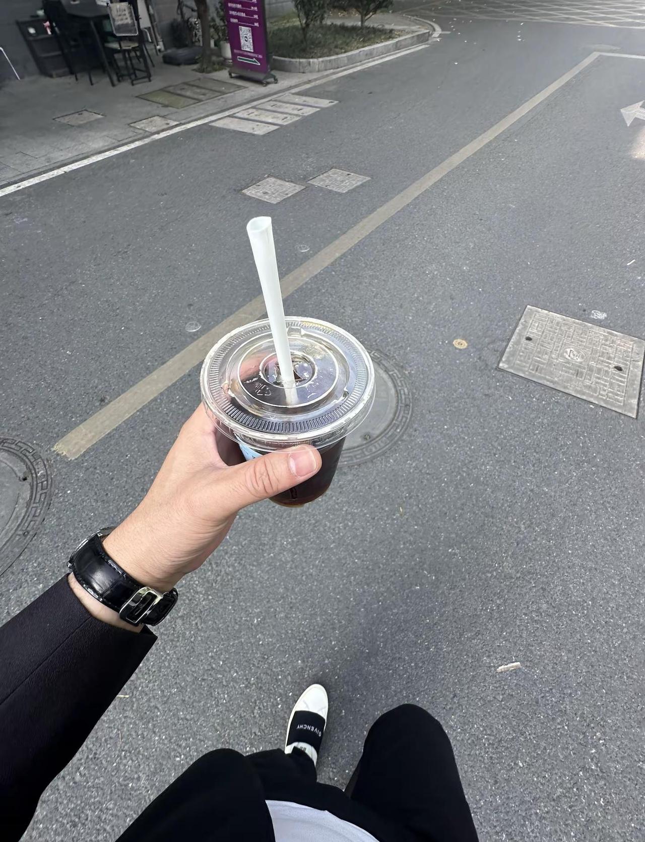 男人在物质上装傻，就是觉得你不配，爱情里最扎心的不是他穷，是他明明有能力对你好，