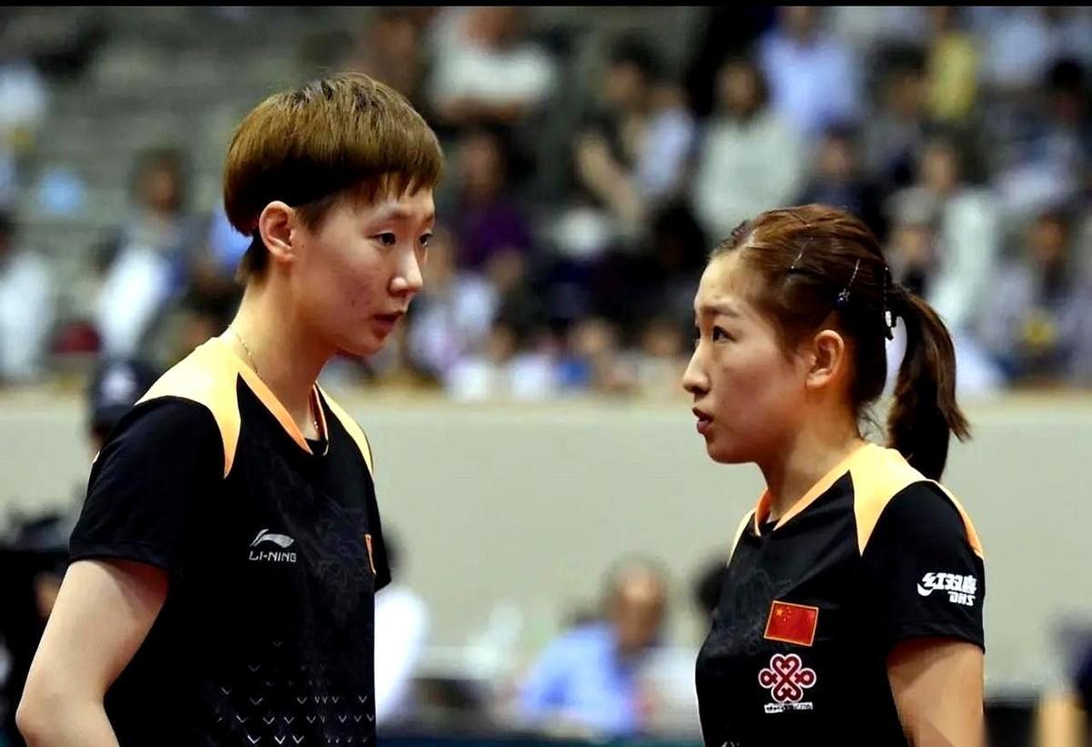 刘诗雯评价王曼昱，就用了三个字：太能顶了。
封闭训练，她看王曼昱捂着胃，脸都白了