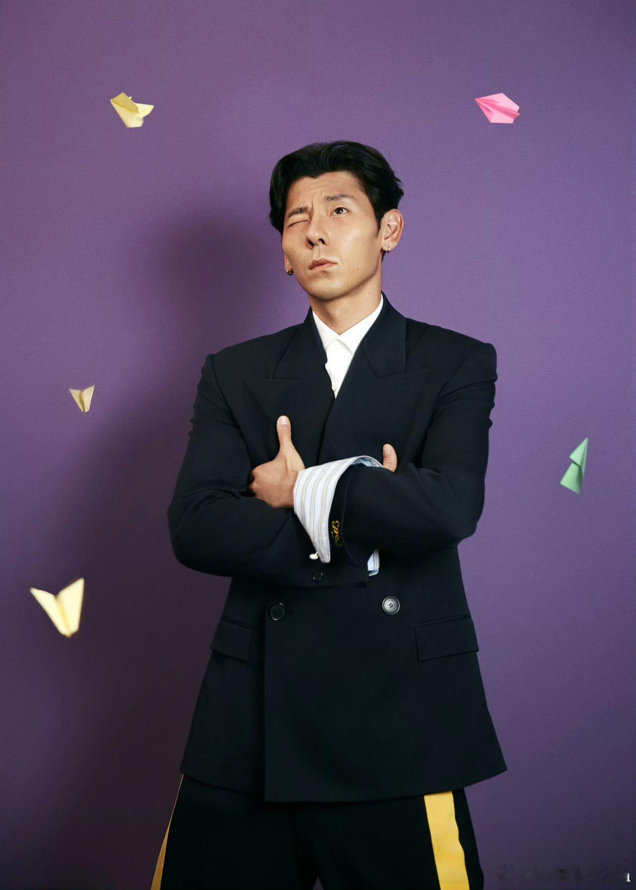 蒋奇明演个现偶看看实力 蒋奇明独树一帜的氛围感很难复刻，一个温柔对视就让人心动。