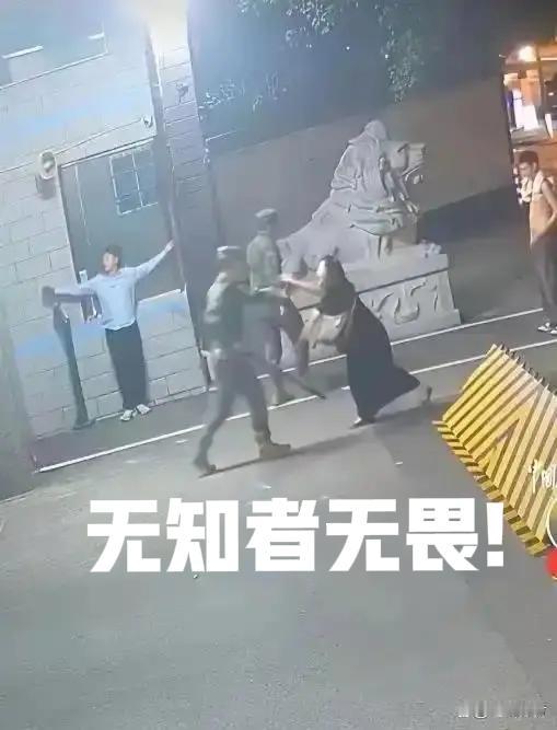知情人爆料，当时应急小组枪已上膛！
四川广元推搡武警的蠢 婆娘，看来是九年义务教