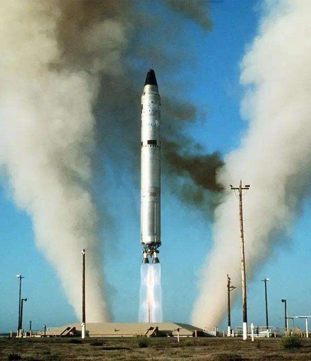 1980年9月，美国阿肯色导弹发射基地内，一颗900万吨当量的核弹头，被从洲际导