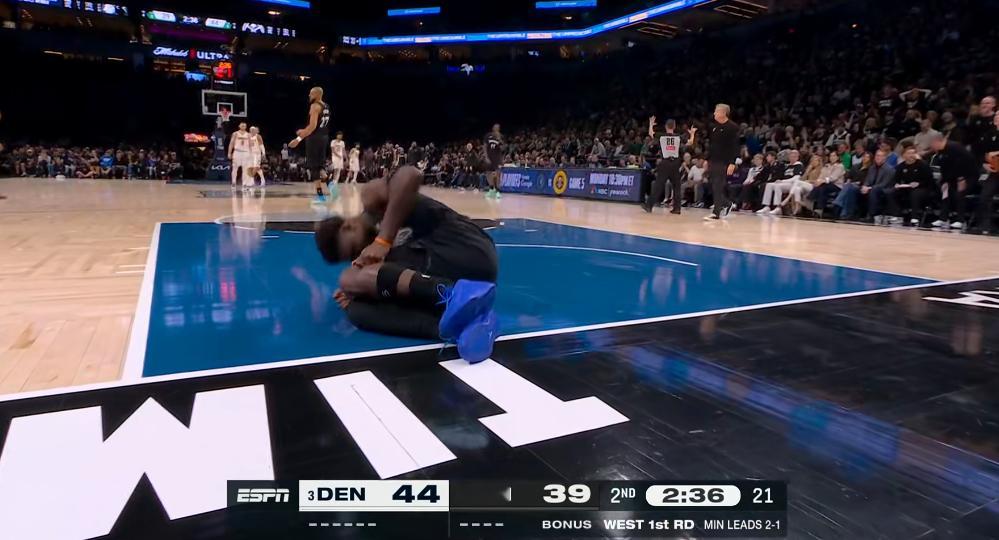 爱德华兹也倒了，膝盖过度伸展... 💔 