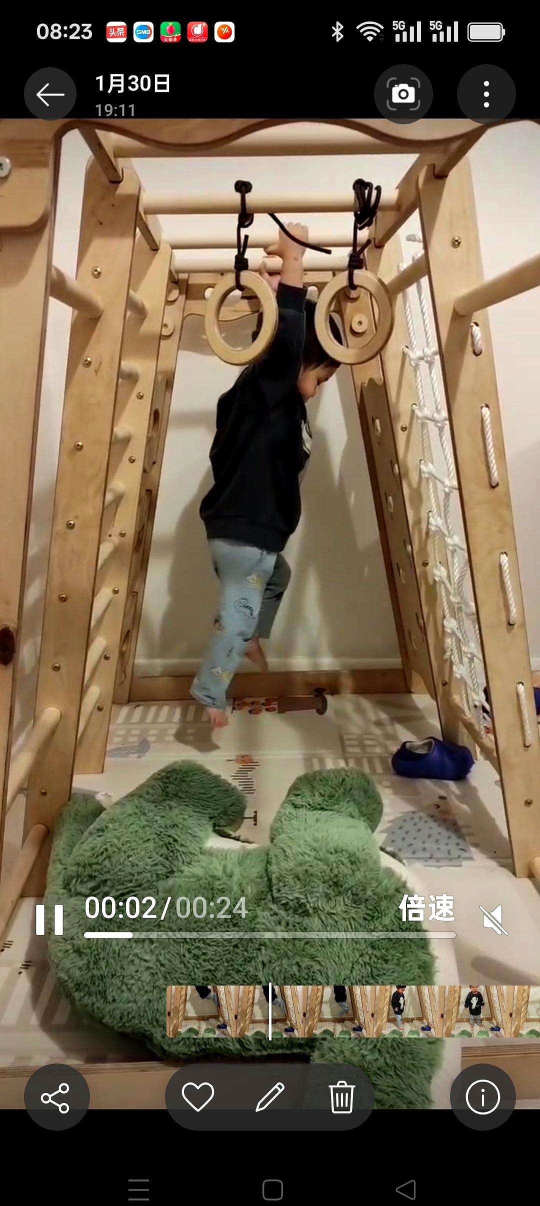 傍晚球场风一吹，球滚到脚边，小家伙冲我挥手说hi，见到陌生人也先用英语问好。
两