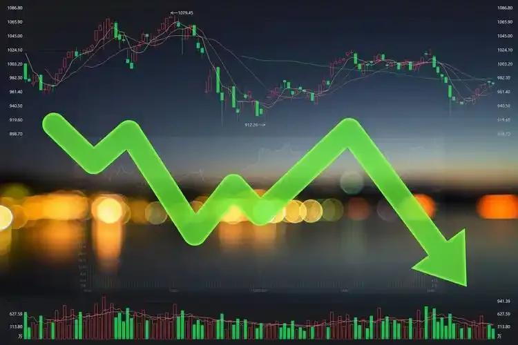 一直不理解炒股的人失败之后，为什么会骂股市。
股票难道本质上不就是一个风险稍低点
