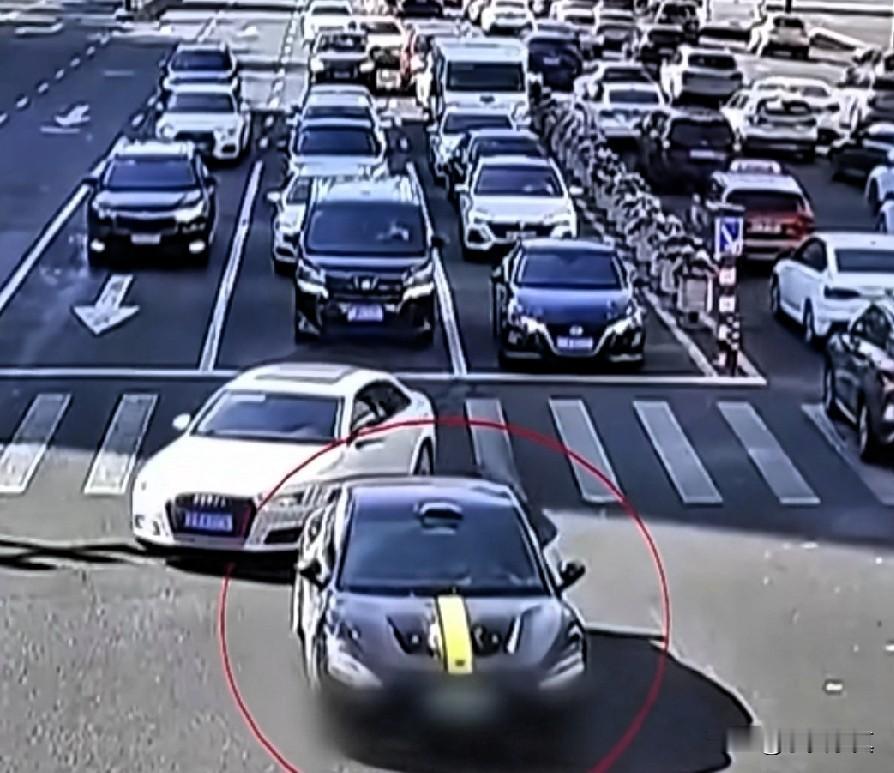 醉汉闹市开智驾，拿生命开玩笑还是无视法律，嫌疑人被警方带走，

近日，据央视曝光