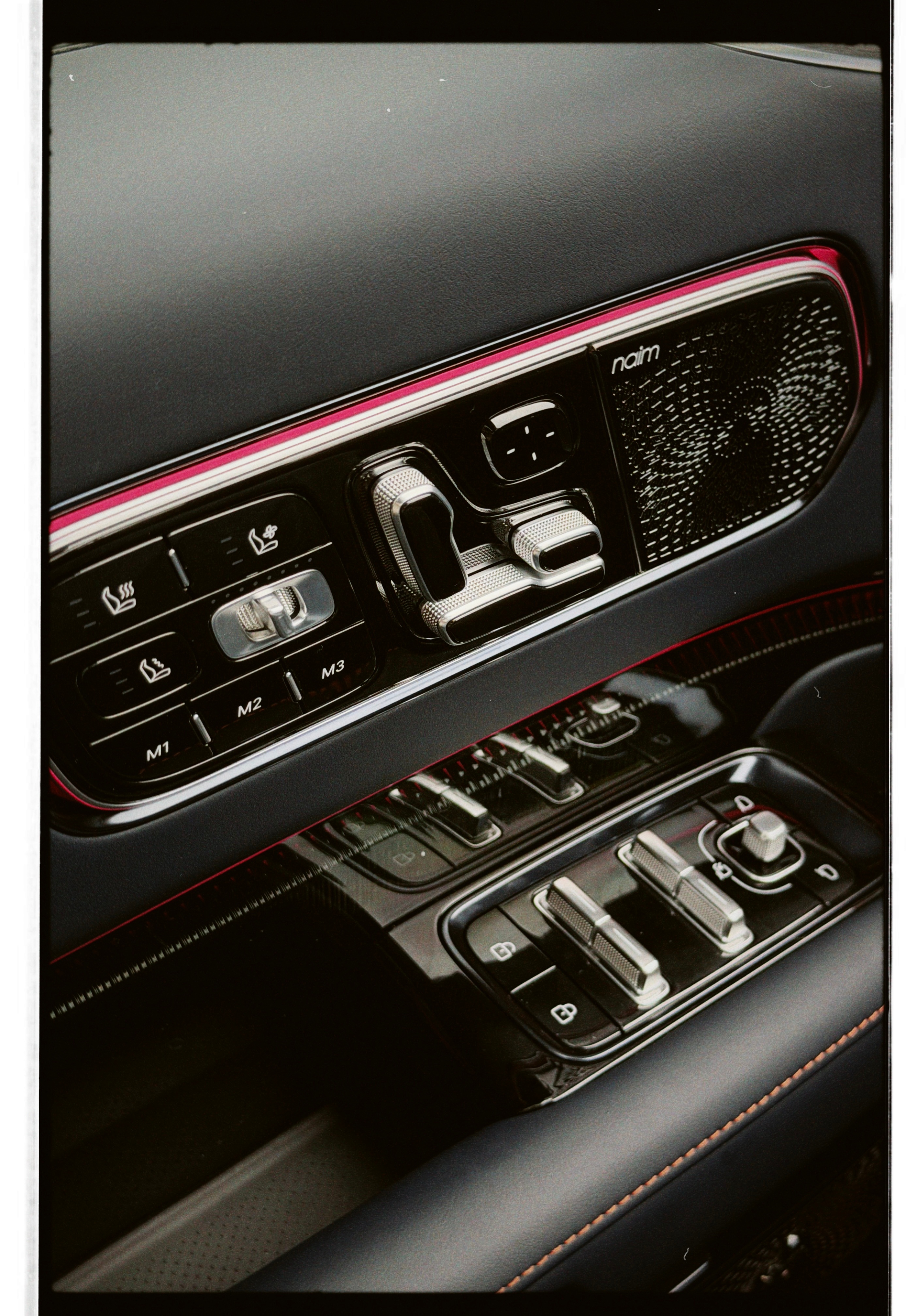 亿点点细节，手机撸几张极氪9X，设计师们有挺多巧思的，很多水晶切割、巴黎钉纹、斐