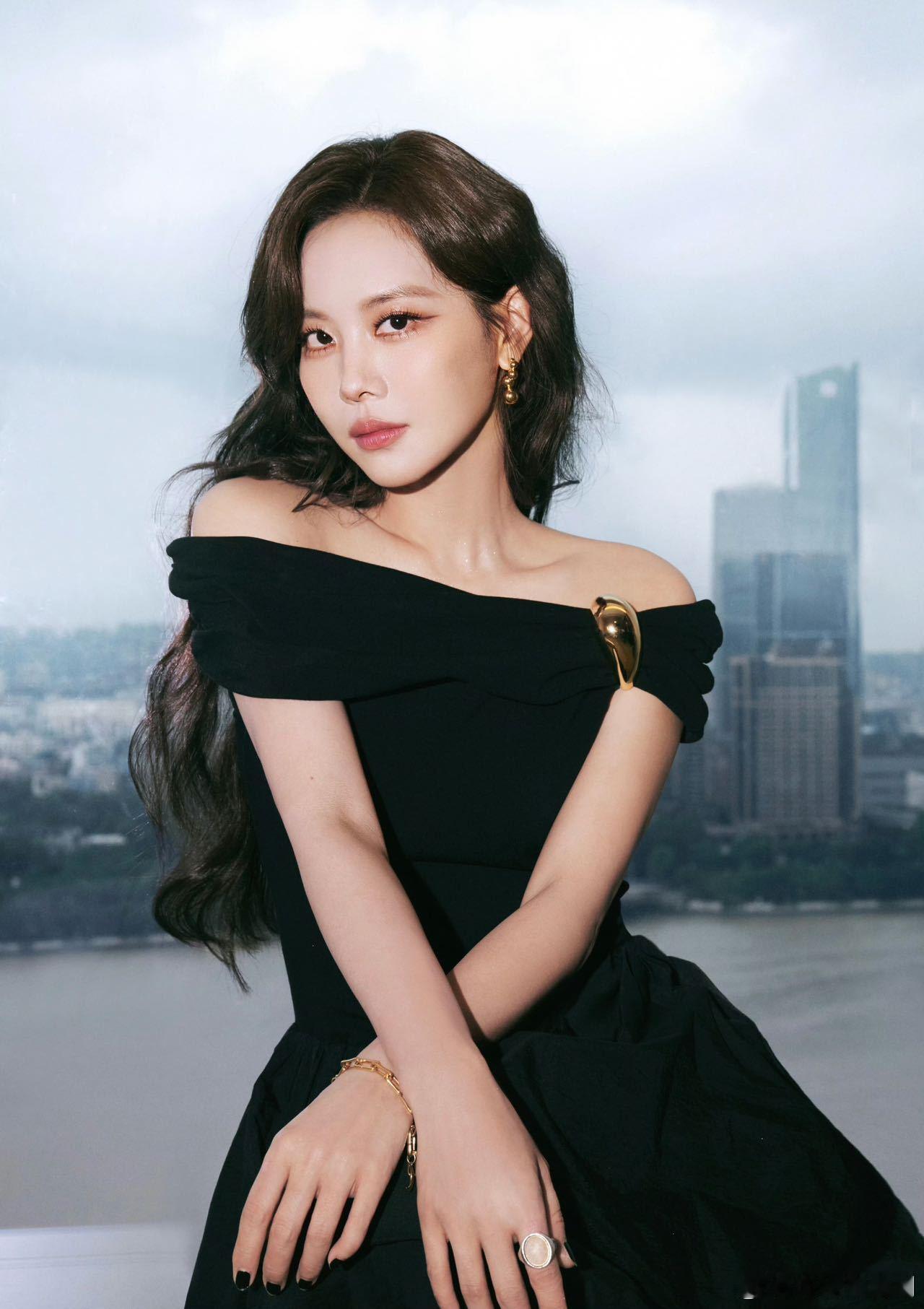 王霏霏穿小黑裙美成这样 简约小黑裙被王霏霏演绎出高级感！肩颈线条优越，长卷发添慵