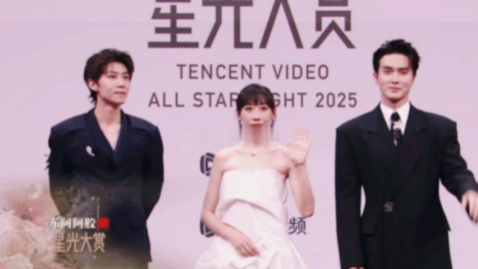 高伟光被任素汐夺麦 笑不活了！高伟光你是懂搞笑的！红毯上突然抢任素汐话筒要唱歌，