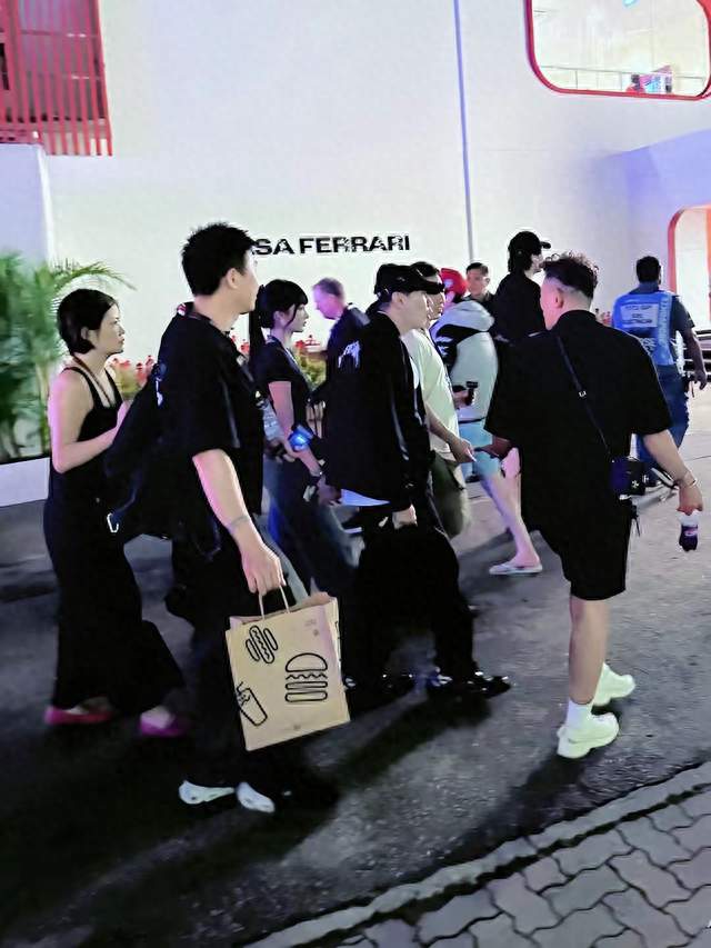 林俊杰牵手女友现身新加坡，相差21岁被热议…